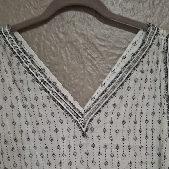LOFT Wome's White and Black Sleeveless Blouse Size M - Picture 3 of 8